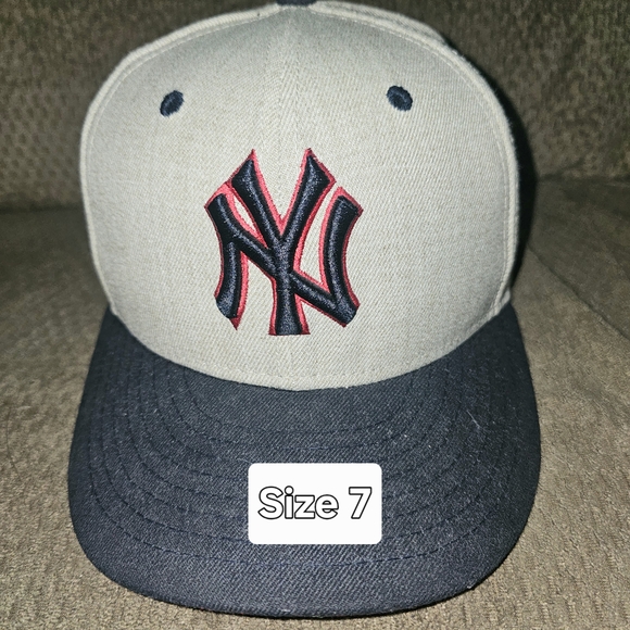 NEW YORK YANKEES NEW ERA  GRAY AND BLACK 59FIFTY SIZE 7 HAT - Picture 1 of 4